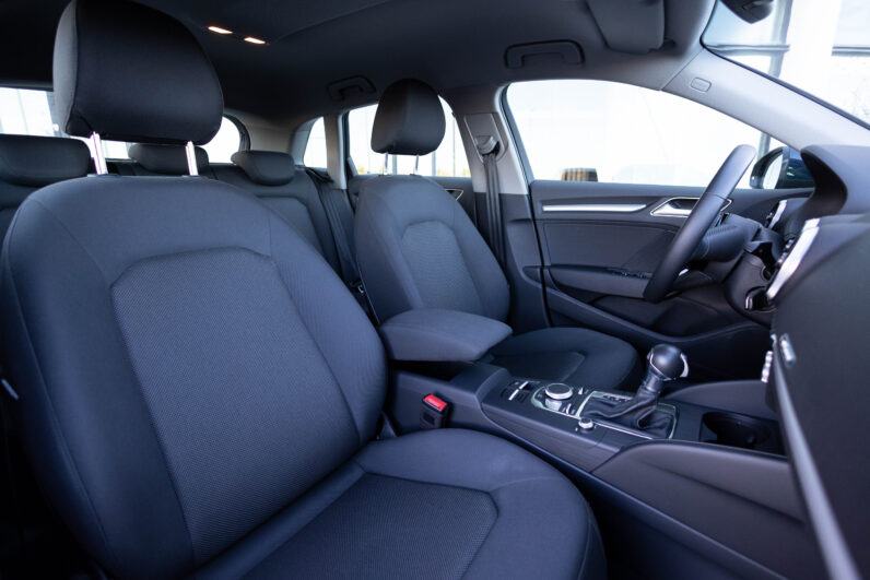 
								AUDI A3 SPORTBACK DESIGN 30 GTRON S TRONIC completo									