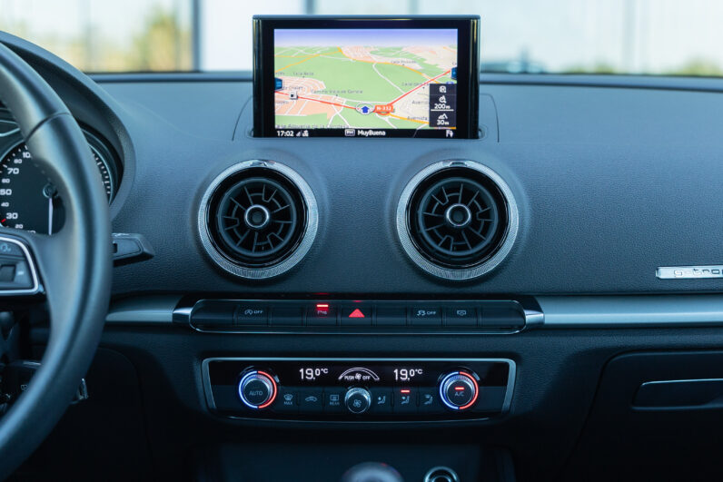 
								AUDI A3 SPORTBACK DESIGN 30 GTRON S TRONIC completo									