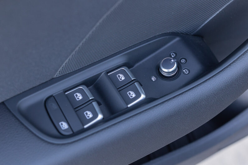 
								AUDI A3 SPORTBACK DESIGN 30 GTRON S TRONIC completo									