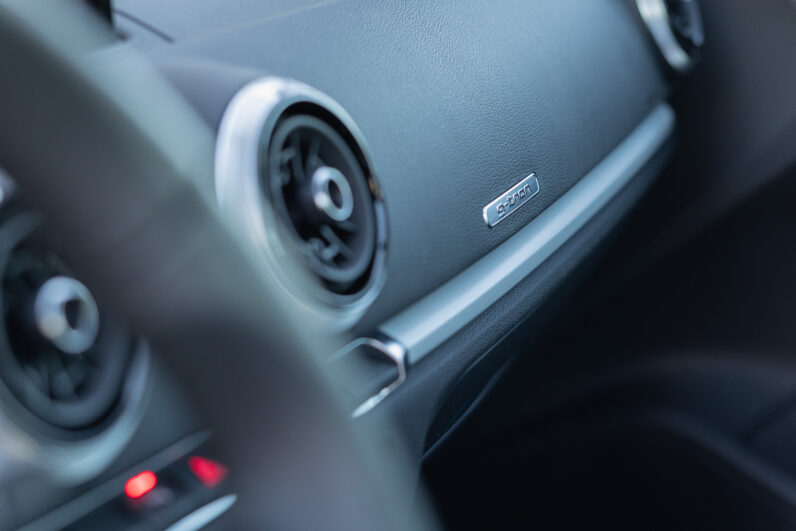 
								AUDI A3 SPORTBACK DESIGN 30 GTRON S TRONIC completo									