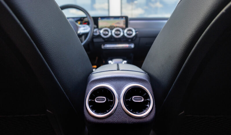 
								Mercedes Benz Cla 200 completo									