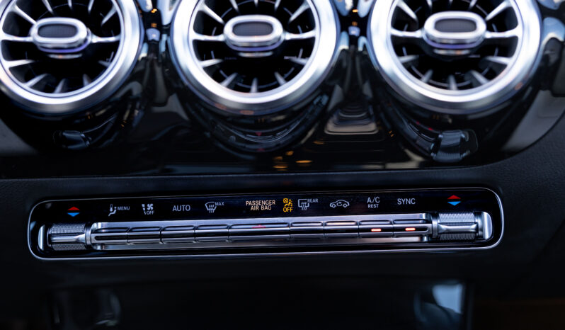 
								Mercedes Benz Cla 200 completo									