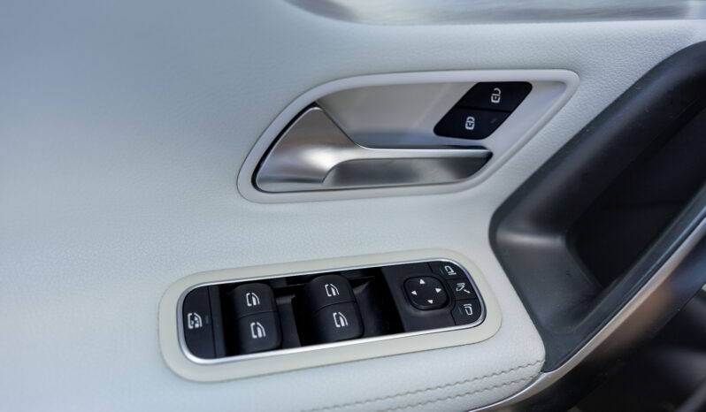 
								Mercedes Benz Cla 200 completo									