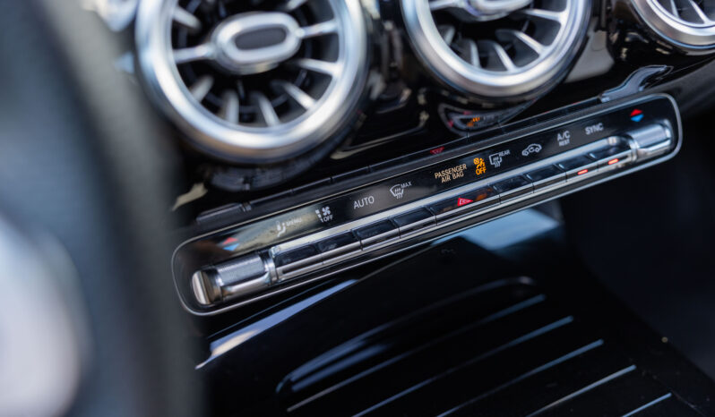 
								Mercedes Benz Cla 200 completo									