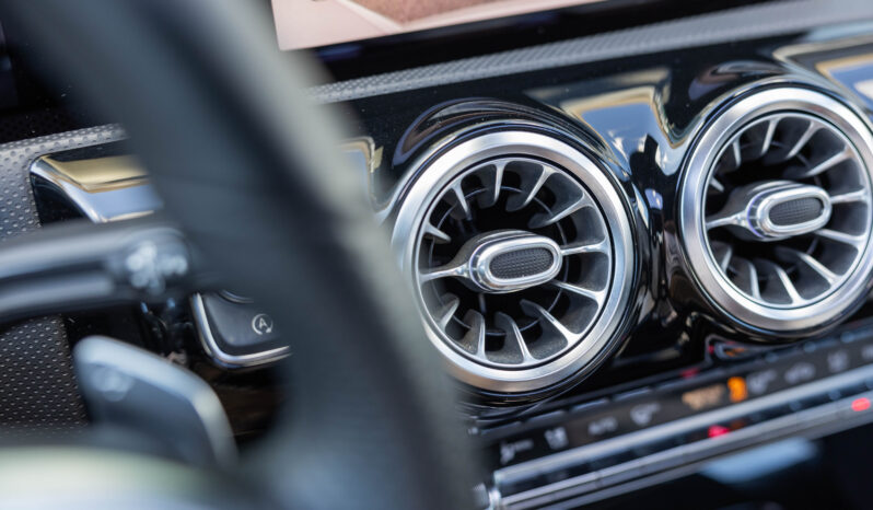 
								Mercedes Benz Cla 200 completo									