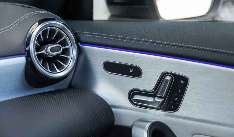 
								Mercedes Benz Cla 200 completo									