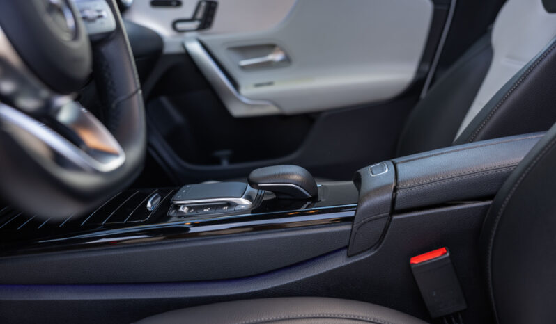 
								Mercedes Benz Cla 200 completo									