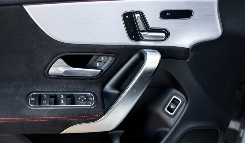 
								Mercedes Benz Cla 200 completo									