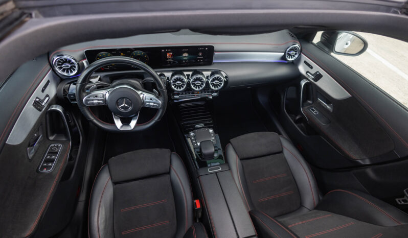 
								Mercedes Benz Cla 200 completo									